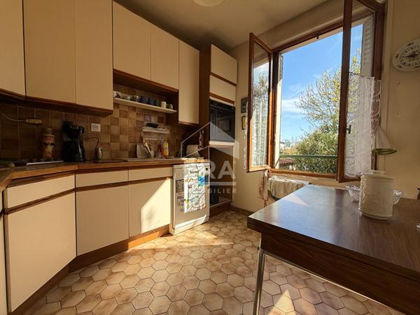 Maison familiale avec grand jardin, cour et sous-sol total