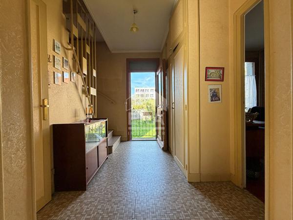 Maison familiale avec grand jardin, cour et sous-sol total