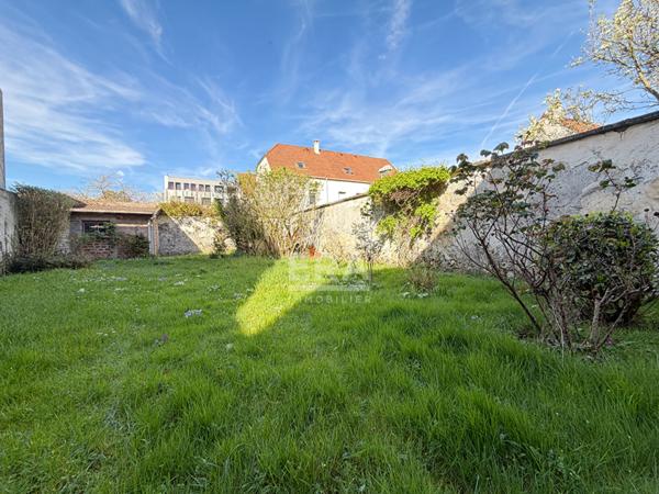 Maison familiale avec grand jardin, cour et sous-sol total