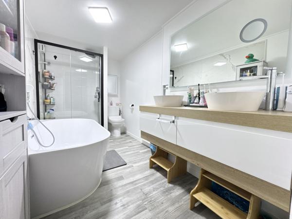 Maison rénovée avec maison d’amis, piscine et jardin. Penne-d'Agenais (47140)