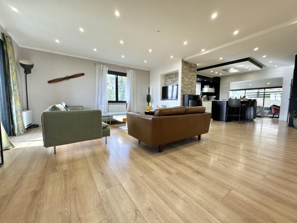 Maison rénovée avec maison d’amis, piscine et jardin. Penne-d'Agenais (47140)