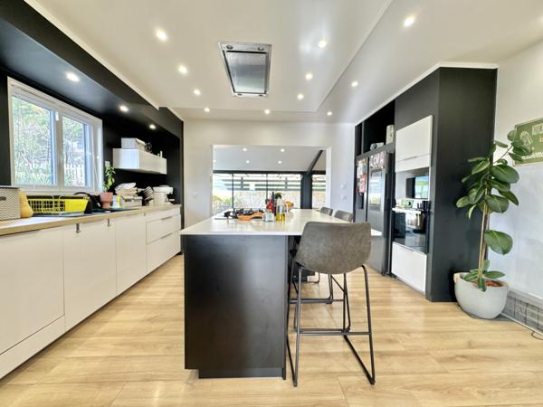 Maison rénovée avec maison d’amis, piscine et jardin. Penne-d'Agenais (47140)