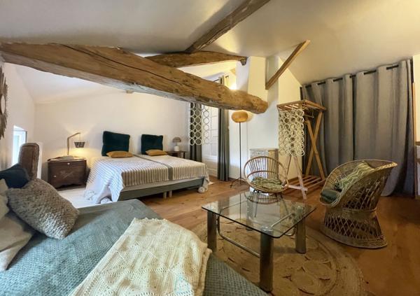 LONGERE DE 580 m² AVEC 2 HABITATIONS IND. SUR UNE PARCELLE DE 2295 m²