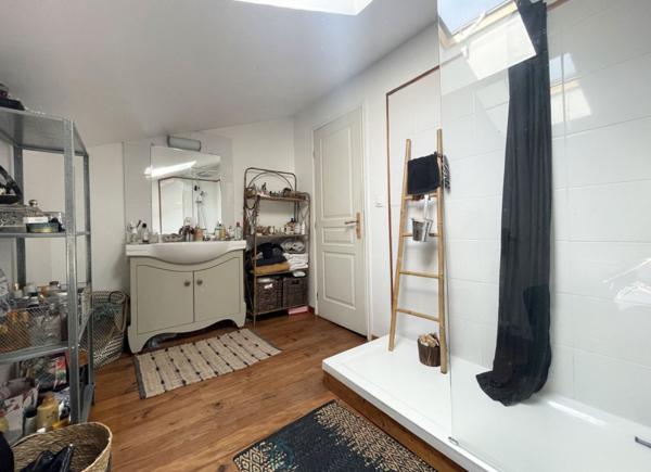 LONGERE DE 580 m² AVEC 2 HABITATIONS IND. SUR UNE PARCELLE DE 2295 m²