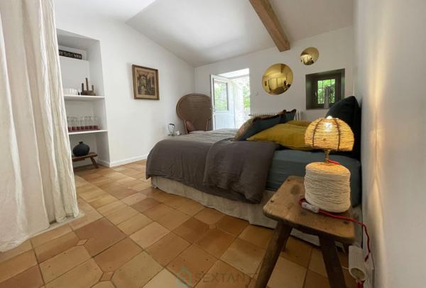 LONGERE DE 580 m² AVEC 2 HABITATIONS IND. SUR UNE PARCELLE DE 2295 m²