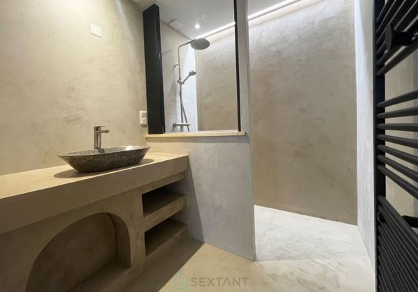 LONGERE DE 580 m² AVEC 2 HABITATIONS IND. SUR UNE PARCELLE DE 2295 m²