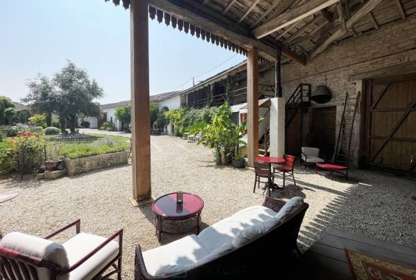 LONGERE DE 580 m² AVEC 2 HABITATIONS IND. SUR UNE PARCELLE DE 2295 m²