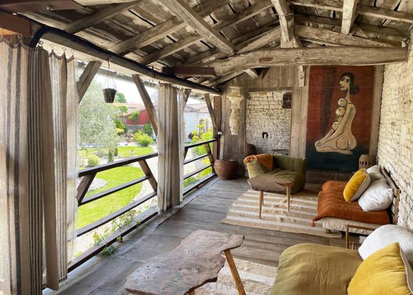 LONGERE DE 580 m² AVEC 2 HABITATIONS IND. SUR UNE PARCELLE DE 2295 m²