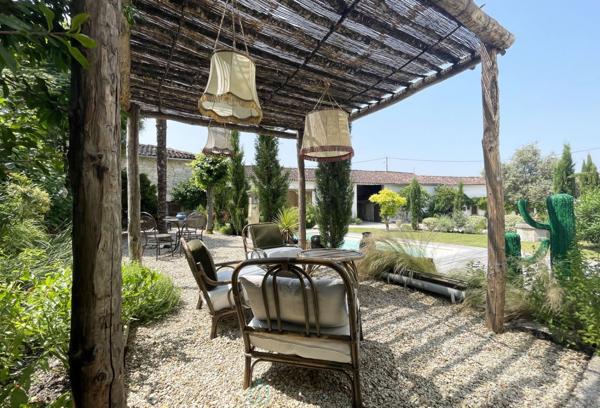 LONGERE DE 580 m² AVEC 2 HABITATIONS IND. SUR UNE PARCELLE DE 2295 m²