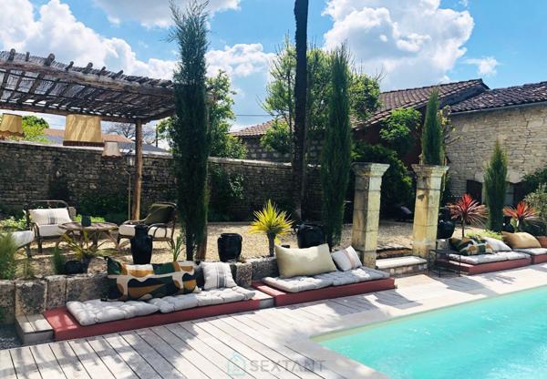 LONGERE DE 580 m² AVEC 2 HABITATIONS IND. SUR UNE PARCELLE DE 2295 m²