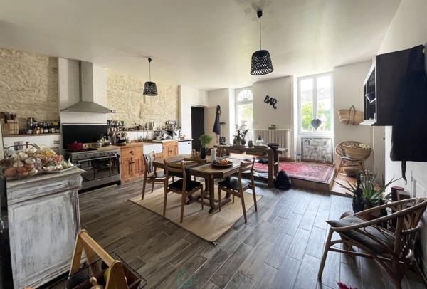 LONGERE DE 580 m² AVEC 2 HABITATIONS IND. SUR UNE PARCELLE DE 2295 m²