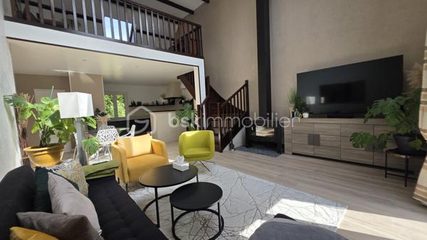 Dans un secteur recherché,  venez découvrir cette belle maison familiale de 142 m2 édifiée sur un terrain clos de 749 m2. 

Rdc atypique et plein de charme. Entrée, grand séjour "cathédrale" baigné de lumière, cuisine américaine équipée. 

La partie nuit, bien distincte, offre au RDC 2 voire 3 chambres, une salle d’eau et WC. 

A l'étage, élégante mezzanine,  belle suite parentale avec dressing et salle d'eau à aménager. 

Grand sous-sol pouvant accueillir 2 voitures, buanderie avec douche et WC.

Un cadre verdoyant pour cette maison idéalement située proches écoles et commerces.  Des prestations de qualité : double vitrage PVC, pompe chaleur réversible, poêle à bois.. pour un DPE en C et une consommation maîtrisée.  

 Terrain clos pouvant accueillir plusieurs véhicules.

Visite sur RDV