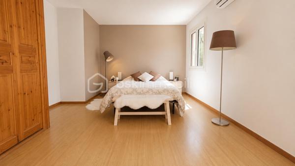 Dans un secteur recherché,  venez découvrir cette belle maison familiale de 142 m2 édifiée sur un terrain clos de 749 m2. 

Rdc atypique et plein de charme. Entrée, grand séjour "cathédrale" baigné de lumière, cuisine américaine équipée. 

La partie nuit, bien distincte, offre au RDC 2 voire 3 chambres, une salle d’eau et WC. 

A l'étage, élégante mezzanine,  belle suite parentale avec dressing et salle d'eau à aménager. 

Grand sous-sol pouvant accueillir 2 voitures, buanderie avec douche et WC.

Un cadre verdoyant pour cette maison idéalement située proches écoles et commerces.  Des prestations de qualité : double vitrage PVC, pompe chaleur réversible, poêle à bois.. pour un DPE en C et une consommation maîtrisée.  

 Terrain clos pouvant accueillir plusieurs véhicules.

Visite sur RDV