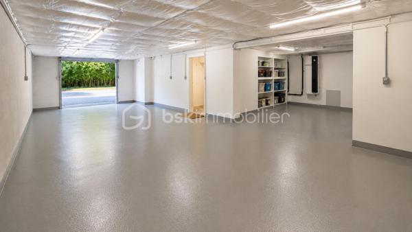 Dans un secteur recherché,  venez découvrir cette belle maison familiale de 142 m2 édifiée sur un terrain clos de 749 m2. 

Rdc atypique et plein de charme. Entrée, grand séjour "cathédrale" baigné de lumière, cuisine américaine équipée. 

La partie nuit, bien distincte, offre au RDC 2 voire 3 chambres, une salle d’eau et WC. 

A l'étage, élégante mezzanine,  belle suite parentale avec dressing et salle d'eau à aménager. 

Grand sous-sol pouvant accueillir 2 voitures, buanderie avec douche et WC.

Un cadre verdoyant pour cette maison idéalement située proches écoles et commerces.  Des prestations de qualité : double vitrage PVC, pompe chaleur réversible, poêle à bois.. pour un DPE en C et une consommation maîtrisée.  

 Terrain clos pouvant accueillir plusieurs véhicules.

Visite sur RDV