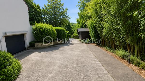 Dans un secteur recherché,  venez découvrir cette belle maison familiale de 142 m2 édifiée sur un terrain clos de 749 m2. 

Rdc atypique et plein de charme. Entrée, grand séjour "cathédrale" baigné de lumière, cuisine américaine équipée. 

La partie nuit, bien distincte, offre au RDC 2 voire 3 chambres, une salle d’eau et WC. 

A l'étage, élégante mezzanine,  belle suite parentale avec dressing et salle d'eau à aménager. 

Grand sous-sol pouvant accueillir 2 voitures, buanderie avec douche et WC.

Un cadre verdoyant pour cette maison idéalement située proches écoles et commerces.  Des prestations de qualité : double vitrage PVC, pompe chaleur réversible, poêle à bois.. pour un DPE en C et une consommation maîtrisée.  

 Terrain clos pouvant accueillir plusieurs véhicules.

Visite sur RDV