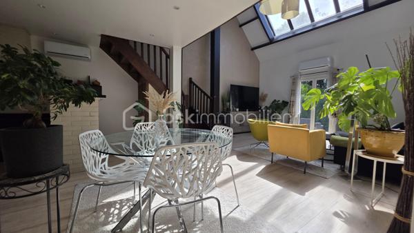 Dans un secteur recherché,  venez découvrir cette belle maison familiale de 142 m2 édifiée sur un terrain clos de 749 m2. 

Rdc atypique et plein de charme. Entrée, grand séjour "cathédrale" baigné de lumière, cuisine américaine équipée. 

La partie nuit, bien distincte, offre au RDC 2 voire 3 chambres, une salle d’eau et WC. 

A l'étage, élégante mezzanine,  belle suite parentale avec dressing et salle d'eau à aménager. 

Grand sous-sol pouvant accueillir 2 voitures, buanderie avec douche et WC.

Un cadre verdoyant pour cette maison idéalement située proches écoles et commerces.  Des prestations de qualité : double vitrage PVC, pompe chaleur réversible, poêle à bois.. pour un DPE en C et une consommation maîtrisée.  

 Terrain clos pouvant accueillir plusieurs véhicules.

Visite sur RDV