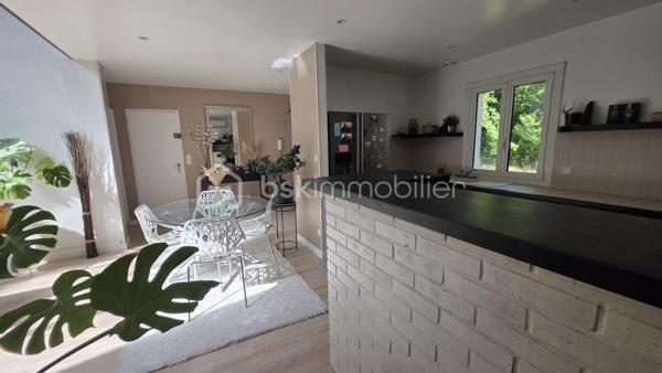 Dans un secteur recherché,  venez découvrir cette belle maison familiale de 142 m2 édifiée sur un terrain clos de 749 m2. 

Rdc atypique et plein de charme. Entrée, grand séjour "cathédrale" baigné de lumière, cuisine américaine équipée. 

La partie nuit, bien distincte, offre au RDC 2 voire 3 chambres, une salle d’eau et WC. 

A l'étage, élégante mezzanine,  belle suite parentale avec dressing et salle d'eau à aménager. 

Grand sous-sol pouvant accueillir 2 voitures, buanderie avec douche et WC.

Un cadre verdoyant pour cette maison idéalement située proches écoles et commerces.  Des prestations de qualité : double vitrage PVC, pompe chaleur réversible, poêle à bois.. pour un DPE en C et une consommation maîtrisée.  

 Terrain clos pouvant accueillir plusieurs véhicules.

Visite sur RDV