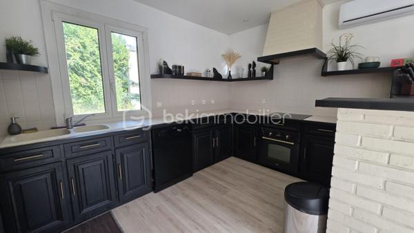 Dans un secteur recherché,  venez découvrir cette belle maison familiale de 142 m2 édifiée sur un terrain clos de 749 m2. 

Rdc atypique et plein de charme. Entrée, grand séjour "cathédrale" baigné de lumière, cuisine américaine équipée. 

La partie nuit, bien distincte, offre au RDC 2 voire 3 chambres, une salle d’eau et WC. 

A l'étage, élégante mezzanine,  belle suite parentale avec dressing et salle d'eau à aménager. 

Grand sous-sol pouvant accueillir 2 voitures, buanderie avec douche et WC.

Un cadre verdoyant pour cette maison idéalement située proches écoles et commerces.  Des prestations de qualité : double vitrage PVC, pompe chaleur réversible, poêle à bois.. pour un DPE en C et une consommation maîtrisée.  

 Terrain clos pouvant accueillir plusieurs véhicules.

Visite sur RDV