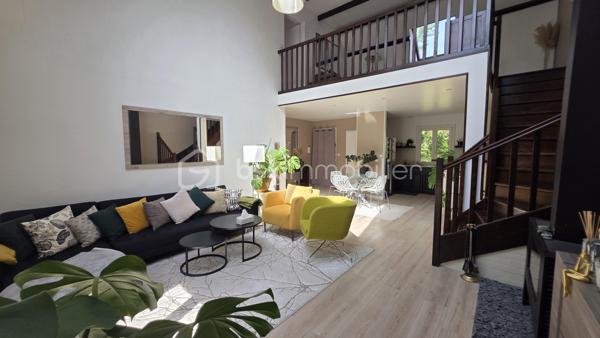 Dans un secteur recherché,  venez découvrir cette belle maison familiale de 142 m2 édifiée sur un terrain clos de 749 m2. 

Rdc atypique et plein de charme. Entrée, grand séjour "cathédrale" baigné de lumière, cuisine américaine équipée. 

La partie nuit, bien distincte, offre au RDC 2 voire 3 chambres, une salle d’eau et WC. 

A l'étage, élégante mezzanine,  belle suite parentale avec dressing et salle d'eau à aménager. 

Grand sous-sol pouvant accueillir 2 voitures, buanderie avec douche et WC.

Un cadre verdoyant pour cette maison idéalement située proches écoles et commerces.  Des prestations de qualité : double vitrage PVC, pompe chaleur réversible, poêle à bois.. pour un DPE en C et une consommation maîtrisée.  

 Terrain clos pouvant accueillir plusieurs véhicules.

Visite sur RDV