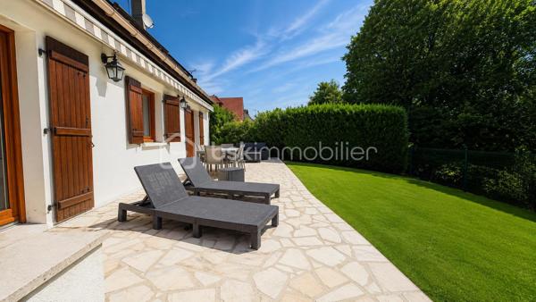 Dans un secteur recherché,  venez découvrir cette belle maison familiale de 142 m2 édifiée sur un terrain clos de 749 m2. 

Rdc atypique et plein de charme. Entrée, grand séjour "cathédrale" baigné de lumière, cuisine américaine équipée. 

La partie nuit, bien distincte, offre au RDC 2 voire 3 chambres, une salle d’eau et WC. 

A l'étage, élégante mezzanine,  belle suite parentale avec dressing et salle d'eau à aménager. 

Grand sous-sol pouvant accueillir 2 voitures, buanderie avec douche et WC.

Un cadre verdoyant pour cette maison idéalement située proches écoles et commerces.  Des prestations de qualité : double vitrage PVC, pompe chaleur réversible, poêle à bois.. pour un DPE en C et une consommation maîtrisée.  

 Terrain clos pouvant accueillir plusieurs véhicules.

Visite sur RDV