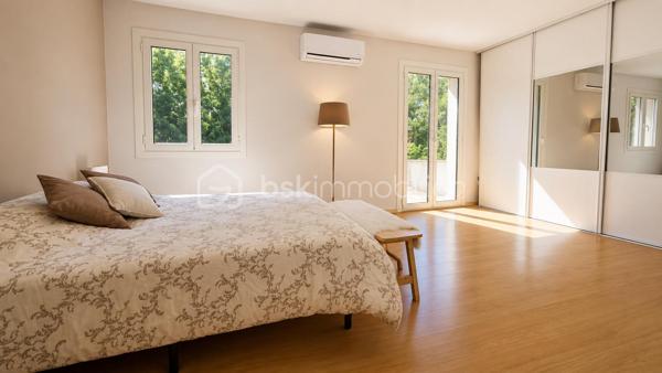 Dans un secteur recherché,  venez découvrir cette belle maison familiale de 142 m2 édifiée sur un terrain clos de 749 m2. 

Rdc atypique et plein de charme. Entrée, grand séjour "cathédrale" baigné de lumière, cuisine américaine équipée. 

La partie nuit, bien distincte, offre au RDC 2 voire 3 chambres, une salle d’eau et WC. 

A l'étage, élégante mezzanine,  belle suite parentale avec dressing et salle d'eau à aménager. 

Grand sous-sol pouvant accueillir 2 voitures, buanderie avec douche et WC.

Un cadre verdoyant pour cette maison idéalement située proches écoles et commerces.  Des prestations de qualité : double vitrage PVC, pompe chaleur réversible, poêle à bois.. pour un DPE en C et une consommation maîtrisée.  

 Terrain clos pouvant accueillir plusieurs véhicules.

Visite sur RDV