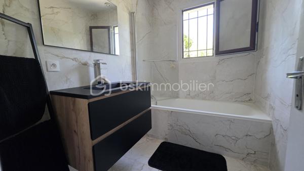 Dans un secteur recherché,  venez découvrir cette belle maison familiale de 142 m2 édifiée sur un terrain clos de 749 m2. 

Rdc atypique et plein de charme. Entrée, grand séjour "cathédrale" baigné de lumière, cuisine américaine équipée. 

La partie nuit, bien distincte, offre au RDC 2 voire 3 chambres, une salle d’eau et WC. 

A l'étage, élégante mezzanine,  belle suite parentale avec dressing et salle d'eau à aménager. 

Grand sous-sol pouvant accueillir 2 voitures, buanderie avec douche et WC.

Un cadre verdoyant pour cette maison idéalement située proches écoles et commerces.  Des prestations de qualité : double vitrage PVC, pompe chaleur réversible, poêle à bois.. pour un DPE en C et une consommation maîtrisée.  

 Terrain clos pouvant accueillir plusieurs véhicules.

Visite sur RDV