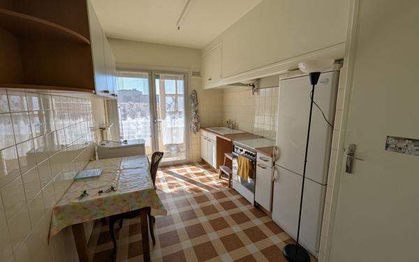 Appartement à vendre    3 pièces • 76,77 m2 Marseille 5