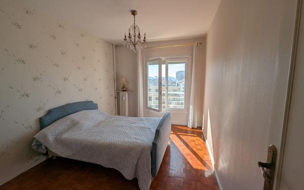 Appartement à vendre    3 pièces • 76,77 m2 Marseille 5