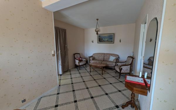 Appartement à vendre    3 pièces • 76,77 m2 Marseille 5