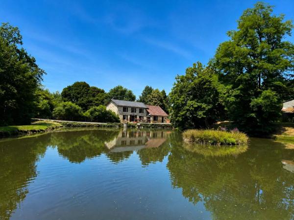 Moulin magnifiquement restauré offrant cinq chambres, 2.7 ha de terrain avec piscine et grange