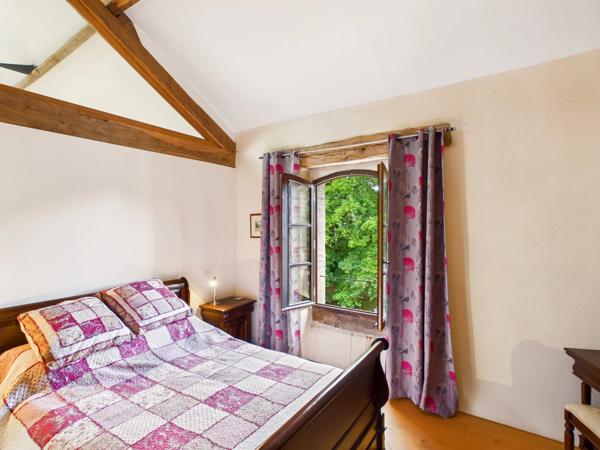 Moulin magnifiquement restauré offrant cinq chambres, 2.7 ha de terrain avec piscine et grange