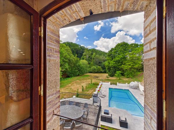Moulin magnifiquement restauré offrant cinq chambres, 2.7 ha de terrain avec piscine et grange