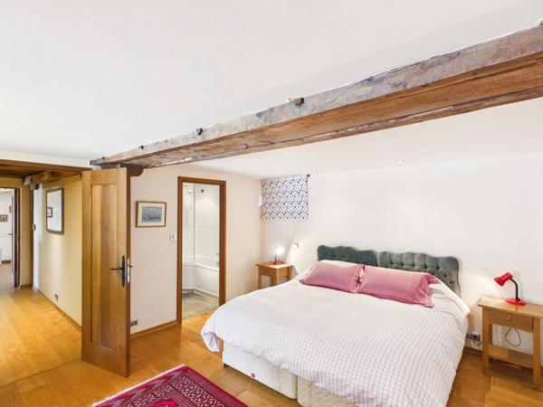 Moulin magnifiquement restauré offrant cinq chambres, 2.7 ha de terrain avec piscine et grange