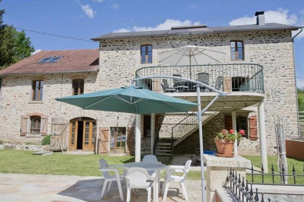 Moulin magnifiquement restauré offrant cinq chambres, 2.7 ha de terrain avec piscine et grange