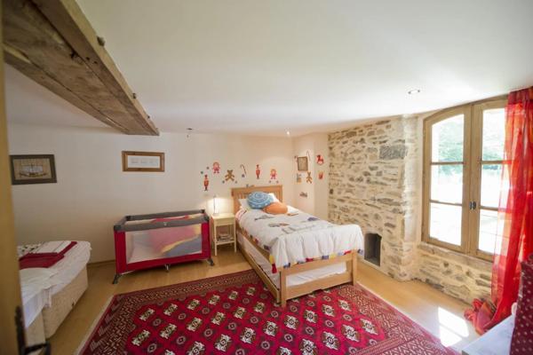 Moulin magnifiquement restauré offrant cinq chambres, 2.7 ha de terrain avec piscine et grange