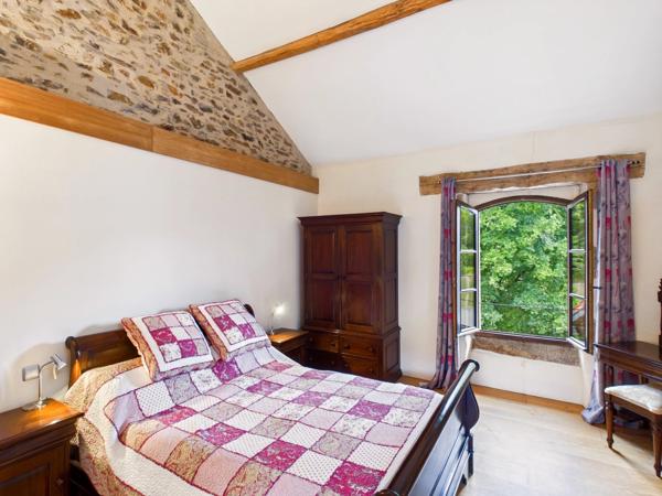 Moulin magnifiquement restauré offrant cinq chambres, 2.7 ha de terrain avec piscine et grange