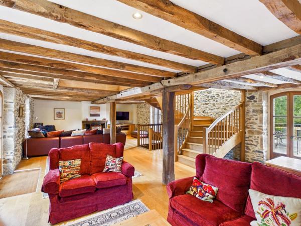 Moulin magnifiquement restauré offrant cinq chambres, 2.7 ha de terrain avec piscine et grange