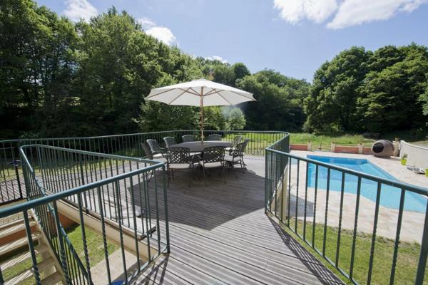 Moulin magnifiquement restauré offrant cinq chambres, 2.7 ha de terrain avec piscine et grange