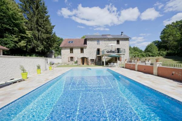 Moulin magnifiquement restauré offrant cinq chambres, 2.7 ha de terrain avec piscine et grange