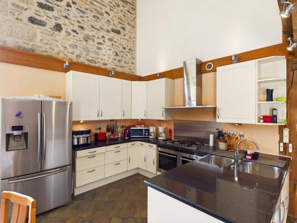 Moulin magnifiquement restauré offrant cinq chambres, 2.7 ha de terrain avec piscine et grange
