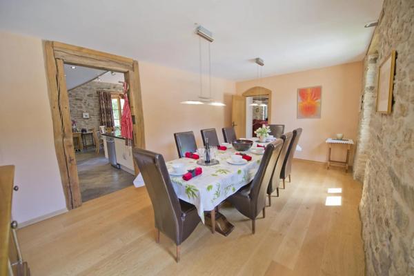 Moulin magnifiquement restauré offrant cinq chambres, 2.7 ha de terrain avec piscine et grange
