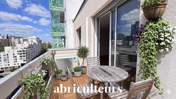 Dernier étage avec vue exceptionnelle sur La Défense Superbe T4 familial à Courbevoie