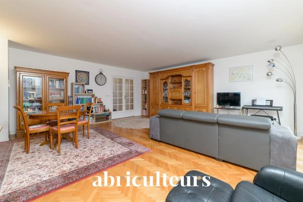 Dernier étage avec vue exceptionnelle sur La Défense Superbe T4 familial à Courbevoie