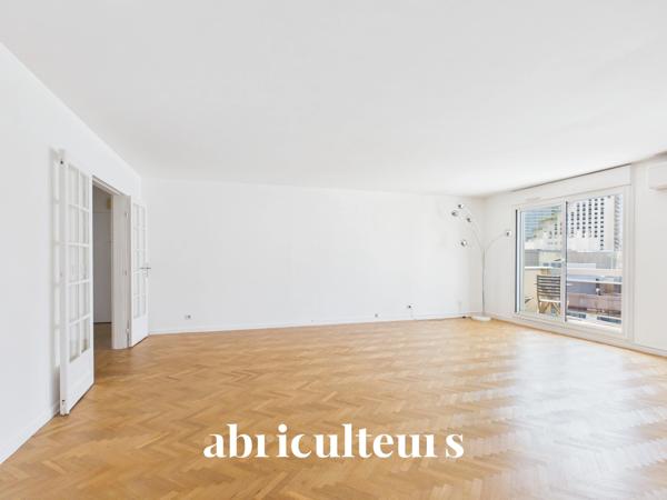Dernier étage avec vue exceptionnelle sur La Défense Superbe T4 familial à Courbevoie