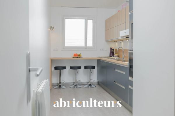 Dernier étage avec vue exceptionnelle sur La Défense Superbe T4 familial à Courbevoie