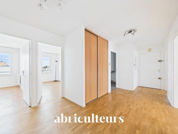 Dernier étage avec vue exceptionnelle sur La Défense Superbe T4 familial à Courbevoie