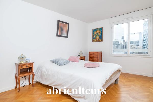 Dernier étage avec vue exceptionnelle sur La Défense Superbe T4 familial à Courbevoie