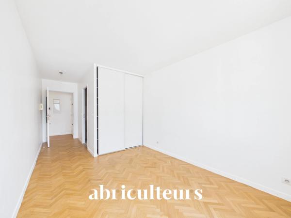 Dernier étage avec vue exceptionnelle sur La Défense Superbe T4 familial à Courbevoie