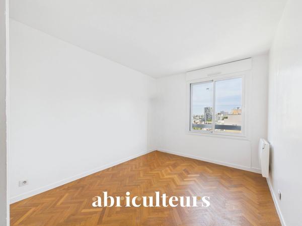 Dernier étage avec vue exceptionnelle sur La Défense Superbe T4 familial à Courbevoie