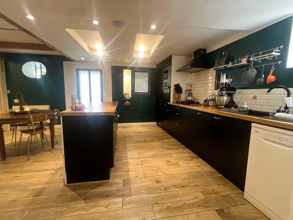 L'Isle-sur-la-Sorgue (84800) A VENDRE MAISON A ETAGE PLEIN CENTRE VILLE DE L ISLE SUR LA SORGUE